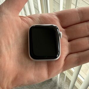 Apple Watch Silver Aluminum SE 40mm (no band included)